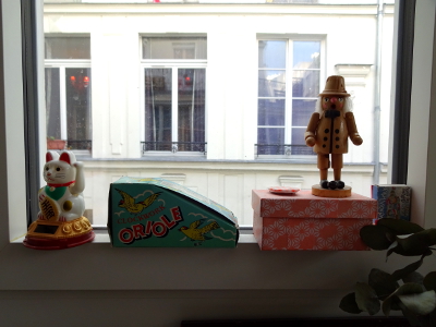 窓辺に飾られたお人形達