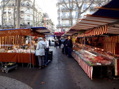 パリ、モンジュ広場のマルシェ