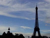 秋の日のパリのエッフェル塔