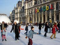 パリ、市庁舎前のスケートリンク