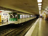 パリのメトロ（地下鉄）