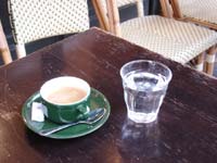 パリのカフェでいただくコーヒー