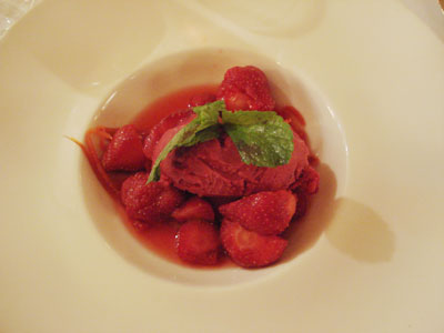 苺のシャーベットと苺のサラダ