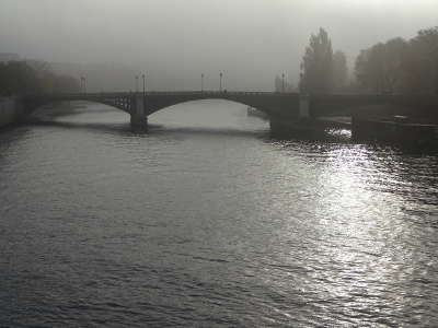 パリ、セーヌ河の朝霧