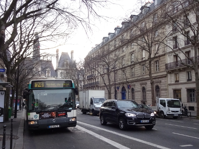 パリ市庁舎前の通り