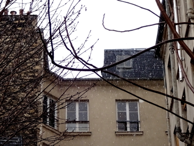 今日のパリの天気は雪