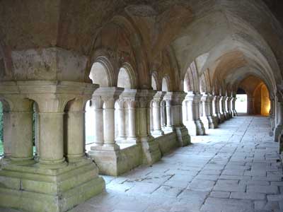 フォントネー修道院の回廊